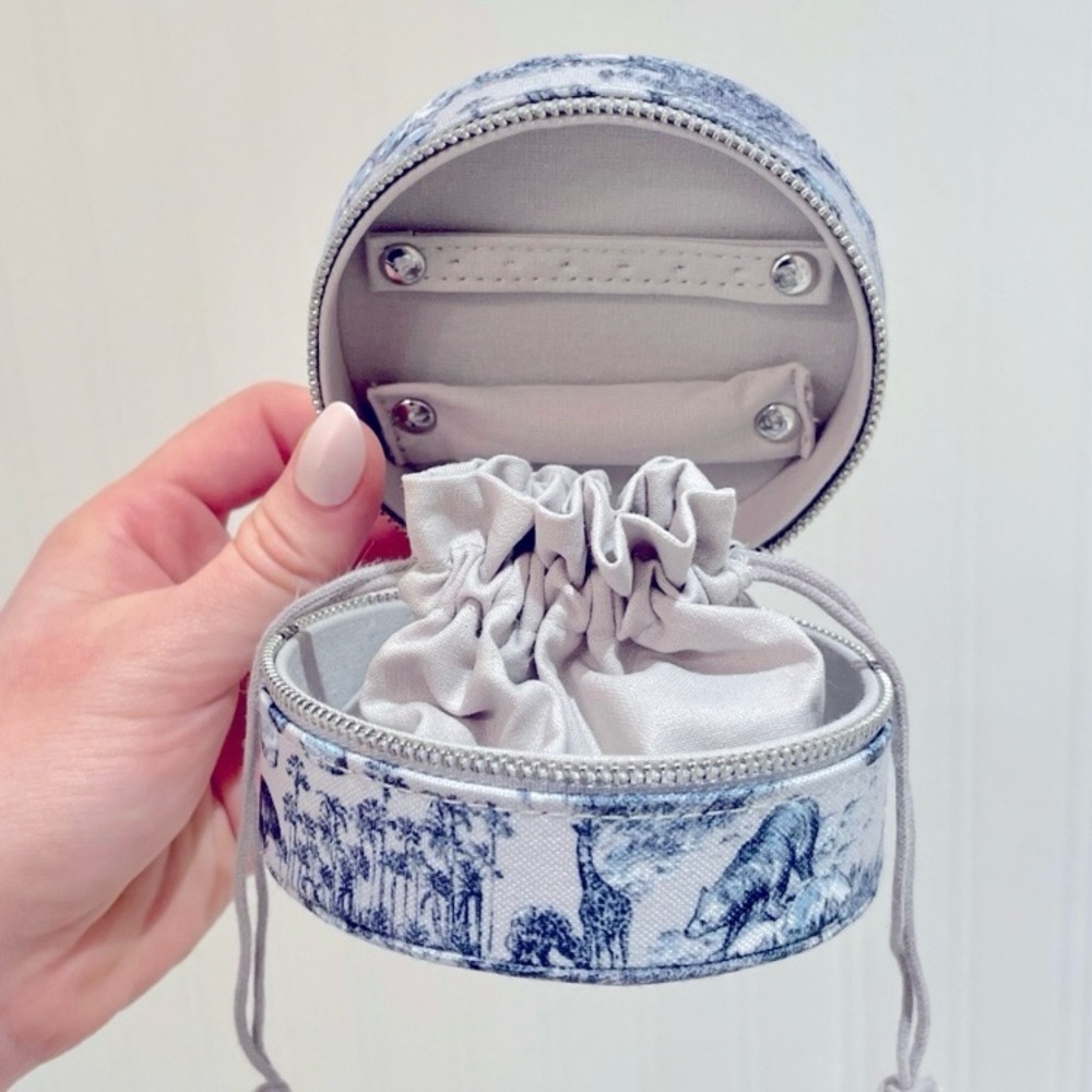 🩷SOLD🩷Dior Beaute Around the World Round Jewelry Holder NWOT - Picture 2 of 5